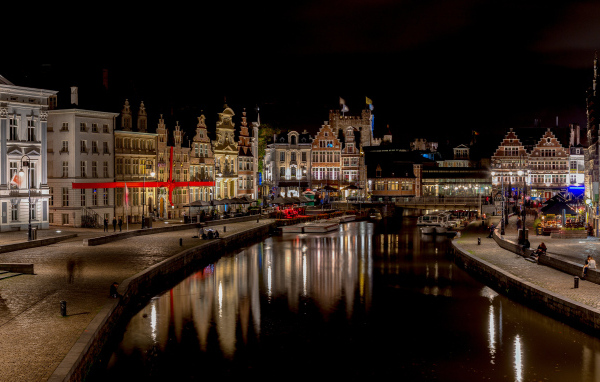 Красивые дома у водного канала в городе Гент, Бельгия