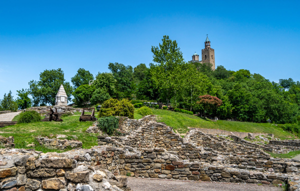 Красивый вид на крепость Царевец, Болгария