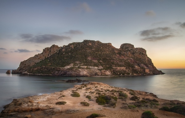Красивый вид на скалу в море, Исландия
