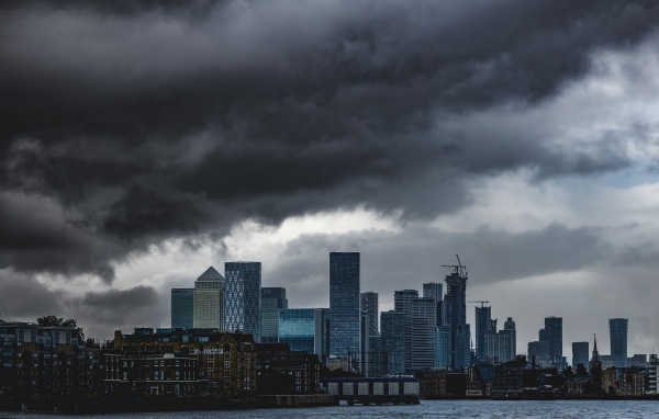 Черные облака над небоскребами города