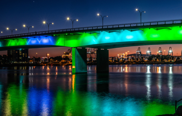 Мосты-близнецы Квинсуэй с красивой подсветкой ночью