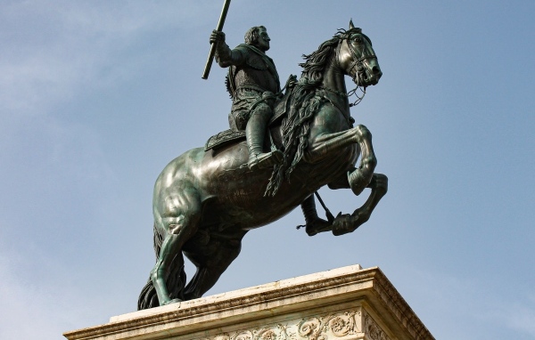 Статуя всадник на коне крупным планом