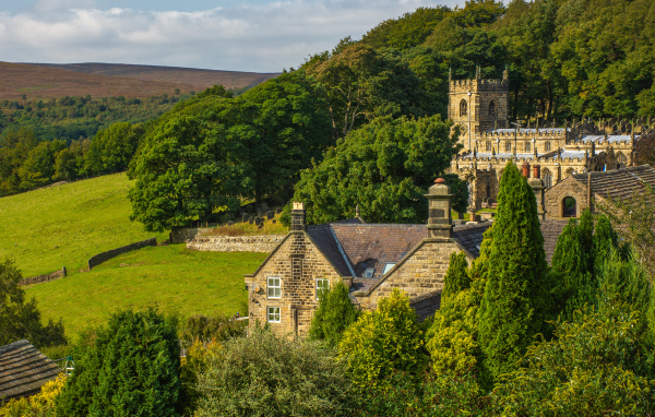 Старинный замок в зарослях, Англия