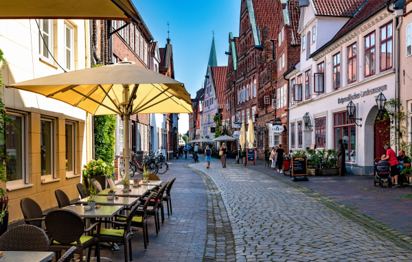 Старая улица с красивыми домами, Германия