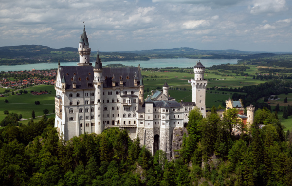 Вид на красивый старинный замок Нойшванштайн, Германия