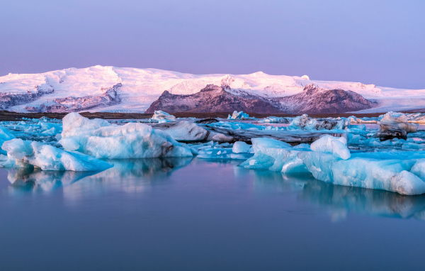 Голубые айсберги в воде у берегов Исландии