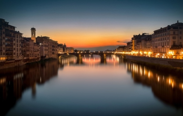 Красивый вид на дома и реку вечером, Италия