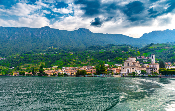 Красивый вид на озеро  и дома на берегу в горах, Италия