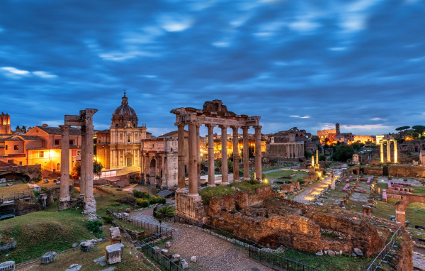 Руины старого Рима в сумерках, Италия