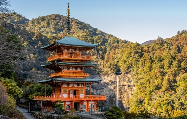 Красивое здание в горах, Япония