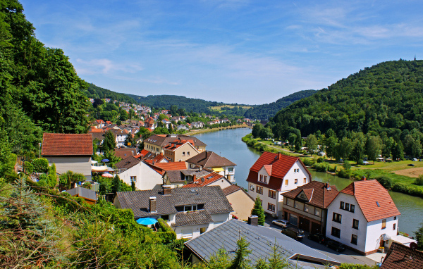 Дома у реки в городе Неккарштайнах, Германия