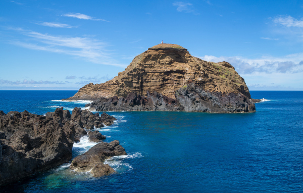 Скала в море на острове Мадейра, Португалия