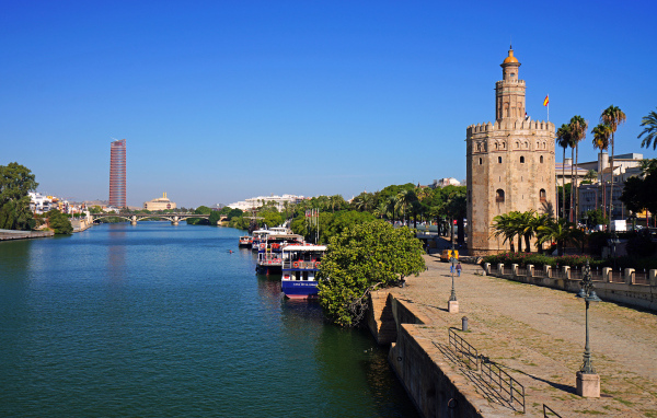 Старая башня на берегу водного канала, Испания