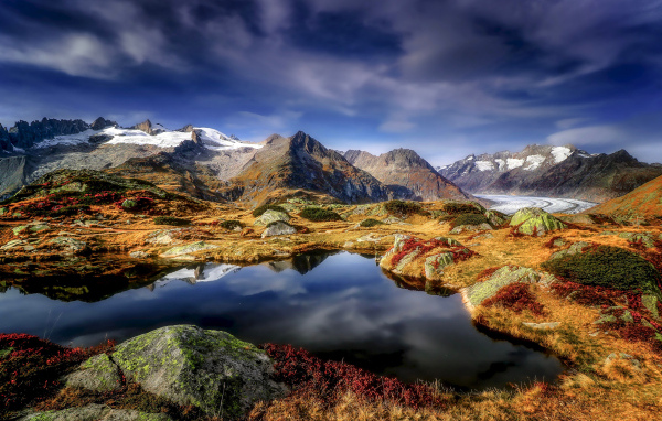 Озеро у подножия Швейцарских Альп