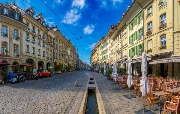 Вид на дома на улице в городе Берн, Швейцария 