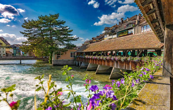 Деревянный мост с цветами через реку, Швейцария