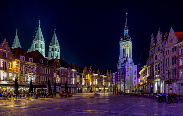 Старинные дома на ночной улице, Бельгия