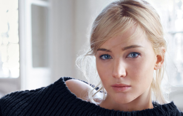 Внимательный взгляд актрисы Дженнифер Лоуренс