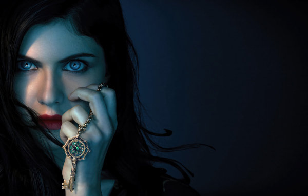 Красивые голубые глаза у актрисы Александры Даддарио