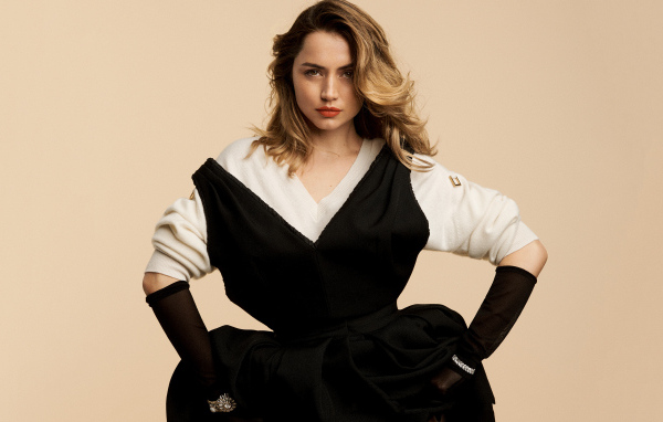 Актриса Ана де Армас в черном платье