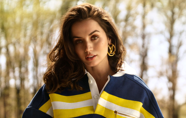 Актриса Ана де Армас с красивыми сережками