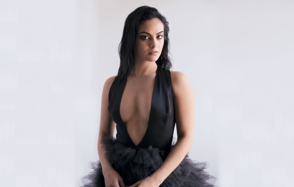 Актриса Камила Мендес в черном платье