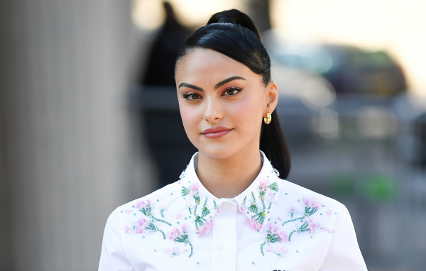 Актриса Камила Мендес в рубашке