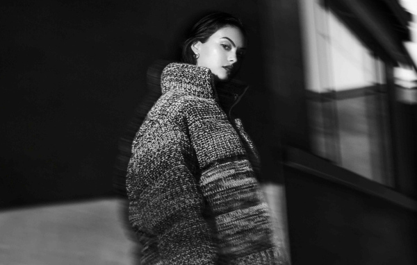 Актриса Камила Мендес в теплом свитере