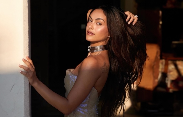 Актриса Камила Мендес в лучах солнца