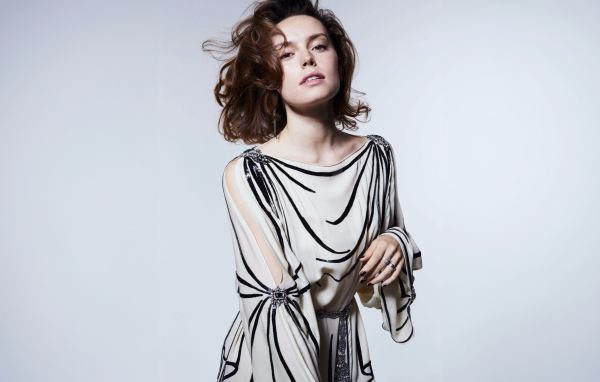 Актриса Дейзи Ридли в платье на сером фоне