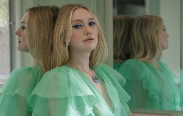 Актриса Дакота Фэннинг в зеленом платье