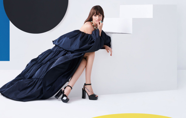 Актриса Дакота Джонсон в красивом черном платье