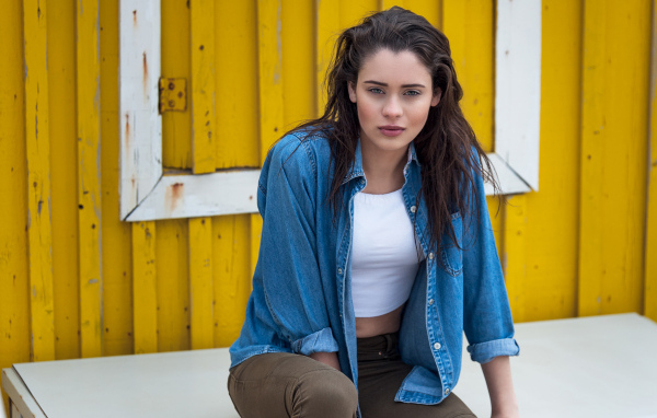 Актриса Даниэла Мелшиор в джинсовой куртке