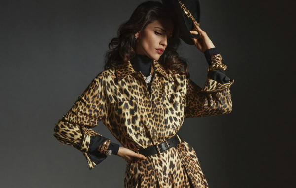 Актриса Эйса Гонсалес в леопардовом пальто