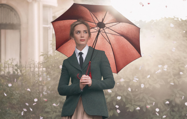 Актриса Эмили Блант стоит под зонтом