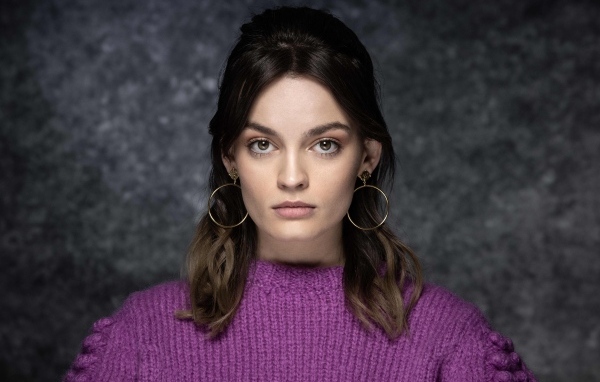 Актриса Эмма Маки на сером фоне