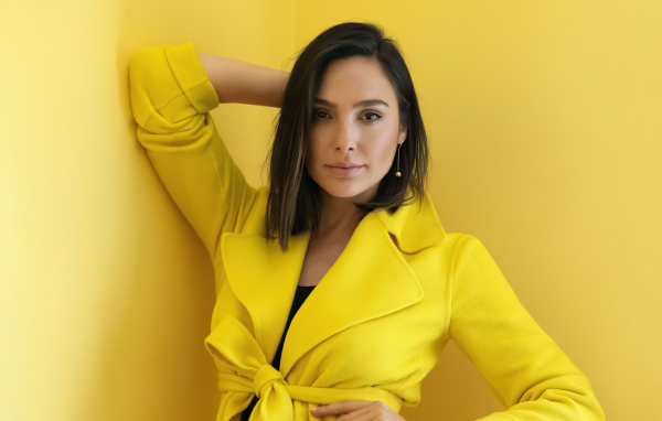 Актриса Галь Гадот на желтом фоне