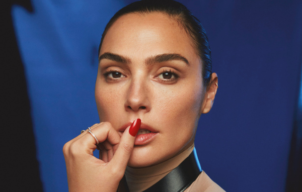 Красный маникюр у актрисы Галь Гадот