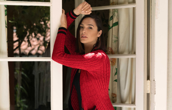 Актриса Галь Гадот стоит у окна