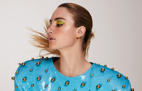 Актриса Грейс ван Паттен на сером фоне