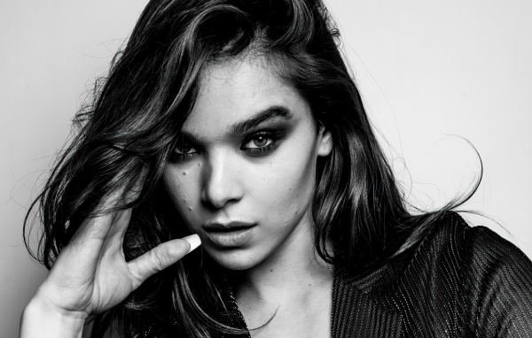 Актриса Хейли Стейнфилд черно-белое фото