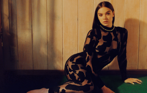 Актриса Хейли Стейнфилд в черном платье у стены