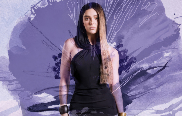 Актриса Хейли Стайнфелд на фоне рисунка на стене