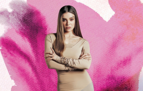 Актриса Хейли Стайнфелд на розовом фоне