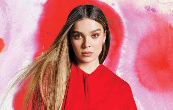 Актриса Хейли Стайнфелд на красном фоне