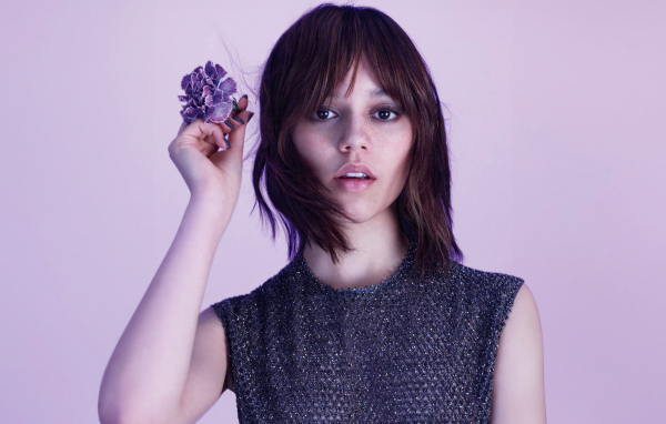 Актриса Дженна Ортега с цветком гвоздики