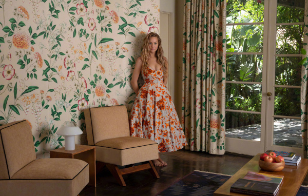 Актриса Дженнифер Лоуренс в красивом платье в комнате