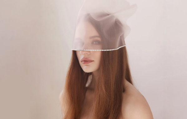 Актриса Джоуи Кинг с вуалью на лице