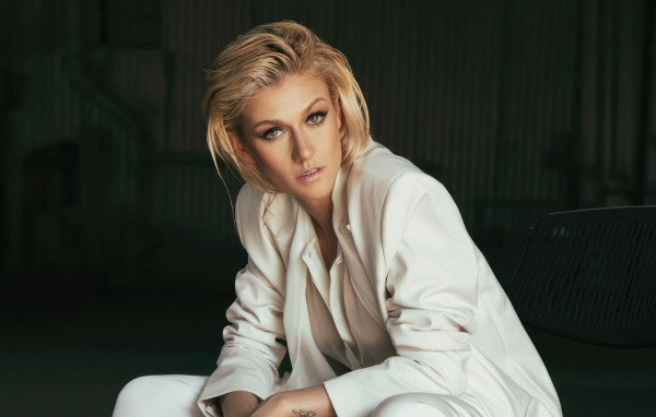 Актриса Кэтрин Макнамара в белом костюме