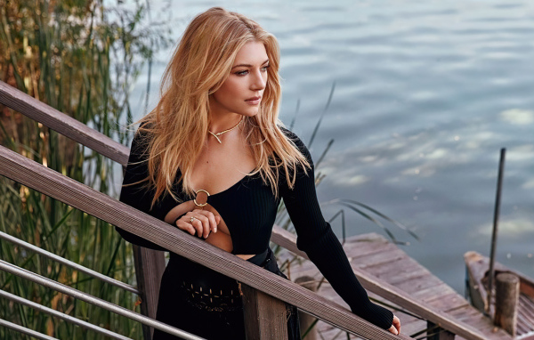 Актриса Кэтрин Винник стоит на мосту